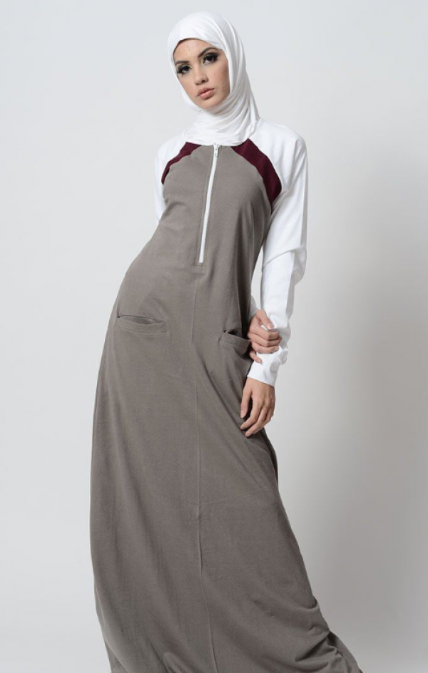 Hijab sporty dengan detail zipper